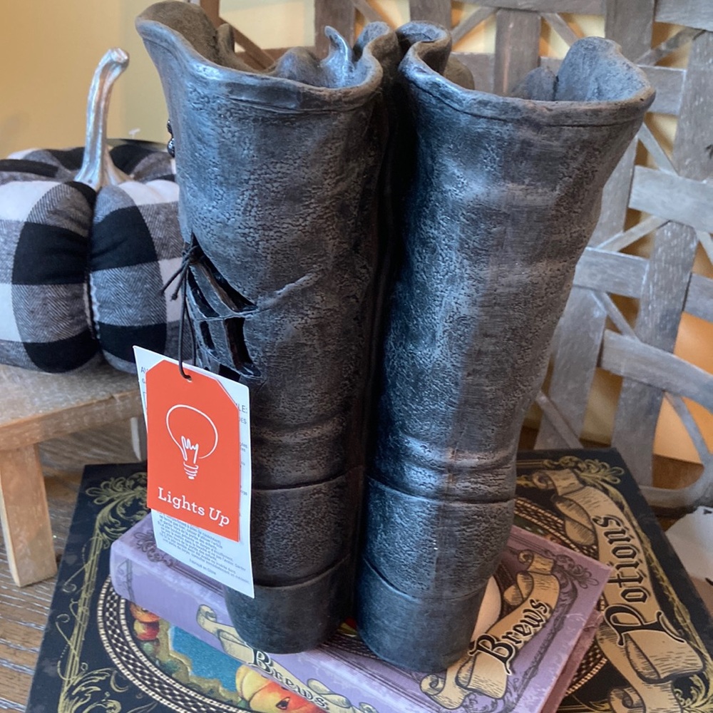 NEW! LIGHTED Halloween Vintage Inspired Ceramic Gothic Salem Witch Boots - Picture 12 of 15
